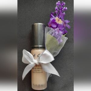 💜 L.A. Girl PRO.matte HD Long Wear Foundation, Shade GLM715 Porcelain 1 fl.oz